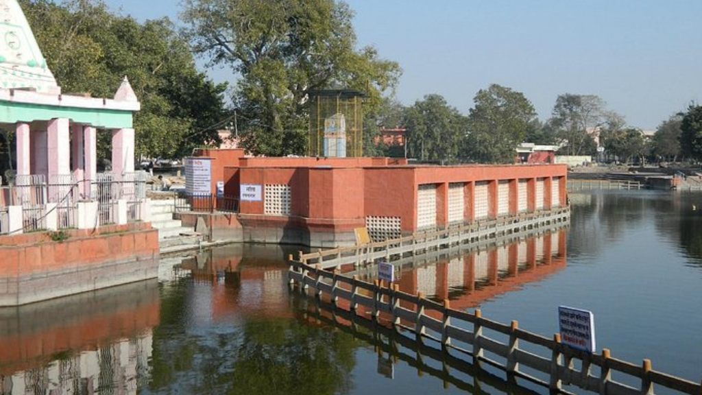 Sannihit Sarovar, one of the best historical places in Kurukshetra, attracting pilgrims and tourists.