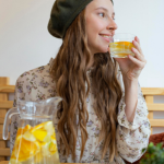 Natural ways to lose fat with lemon water and green tea.
